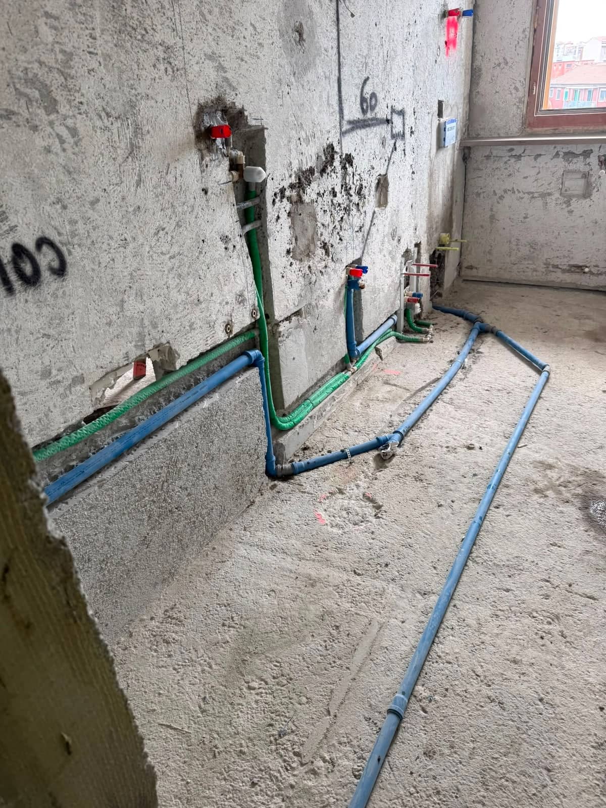 Tubazioni idrico-sanitarie distribuite lungo una parete al grezzo